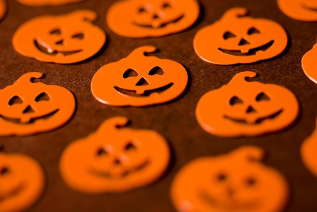 jack-o-lantern halloween background with narrow depth of field